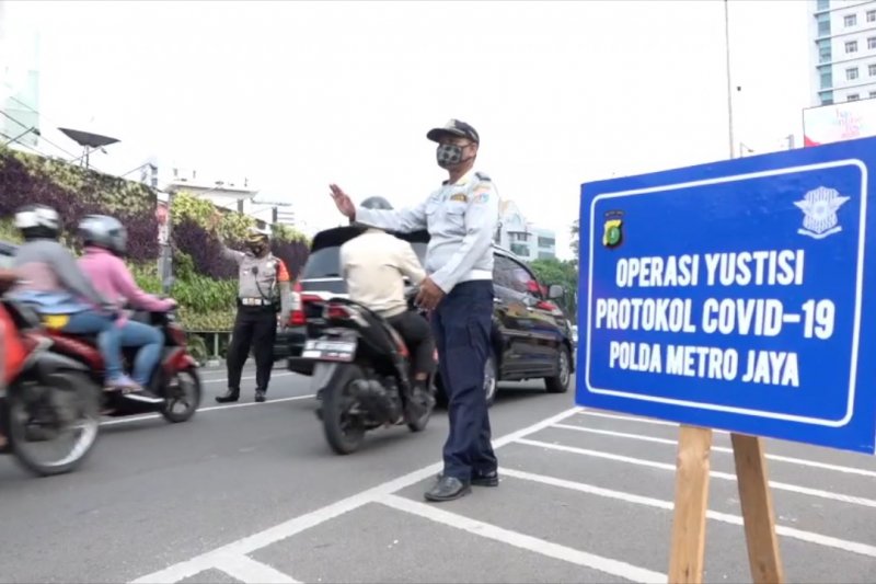 Lalu lintas ramai di hari pertama PSBB darurat