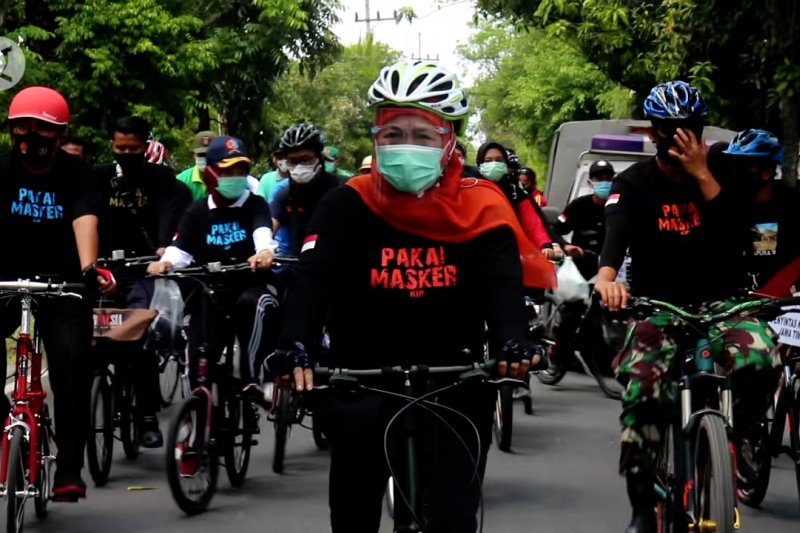 Bersepeda, Gubernur Khofifah serukan disiplin protokol kesehatan