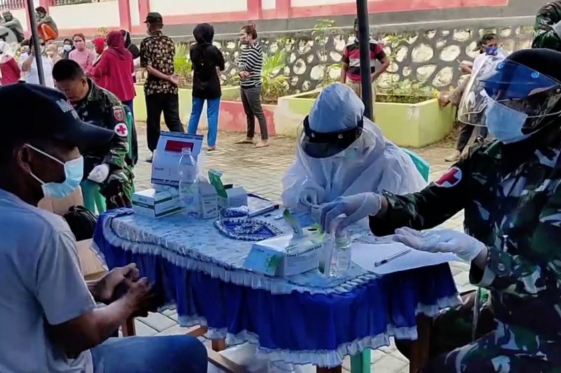 Kodim Kendari gelar tes cepat dan bagikan sembako untuk warga Konawe