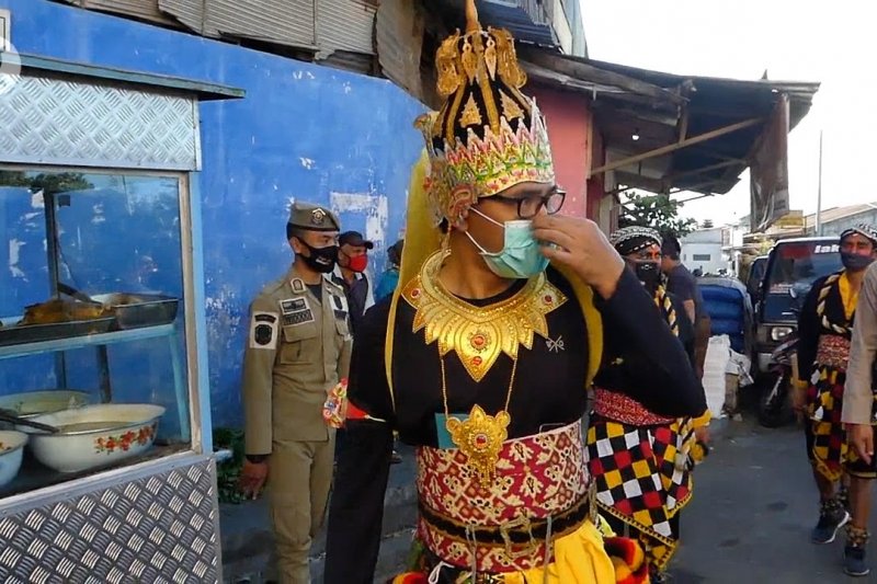 Bupati Temanggung kenakan baju wayang sosialisasi wajib pakai masker