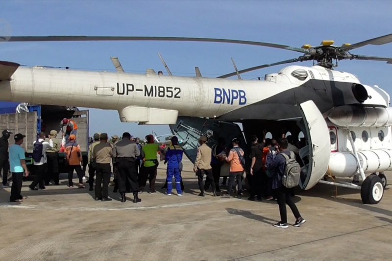 Tiga helikopter BNPB distribusikan bantuan bagi korban banjir Kalteng