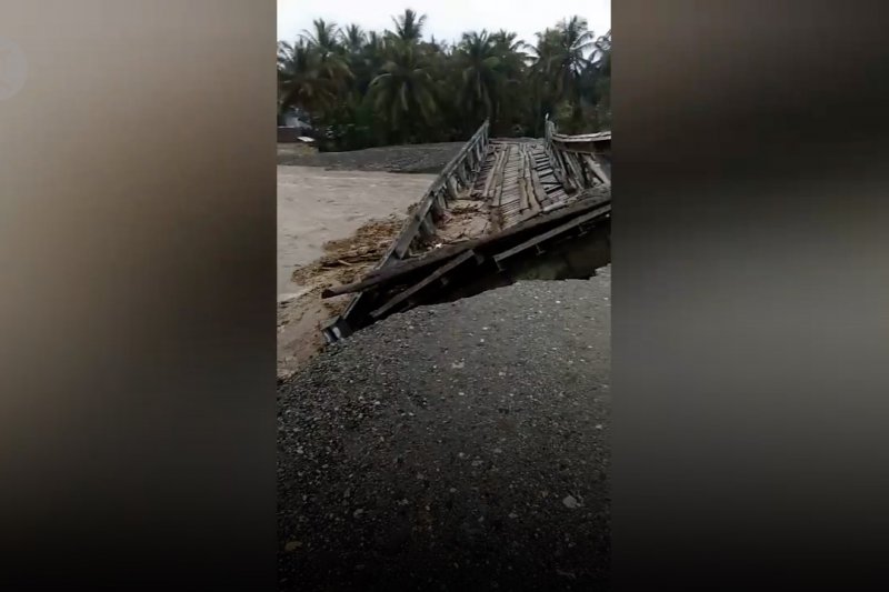Jembatan alternatif di jalan Trans Provinsi, Donggala-Toli Toli terputus