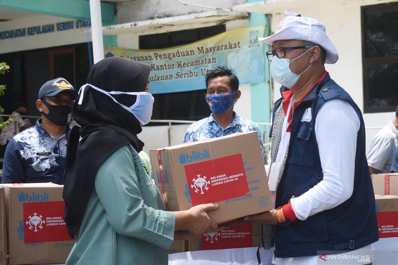 Relawan salurkan 100 paket sembako COVID-19 di Kepulauan Seribu