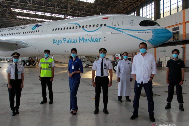 Pesawat Garuda bergambar masker