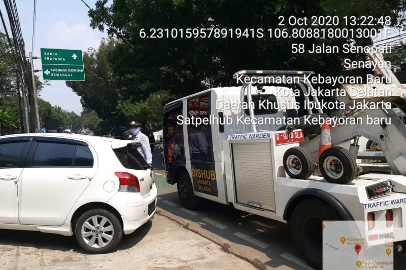 Sudinhub Jaksel derek 11 kendaraan parkir di jalur sepeda