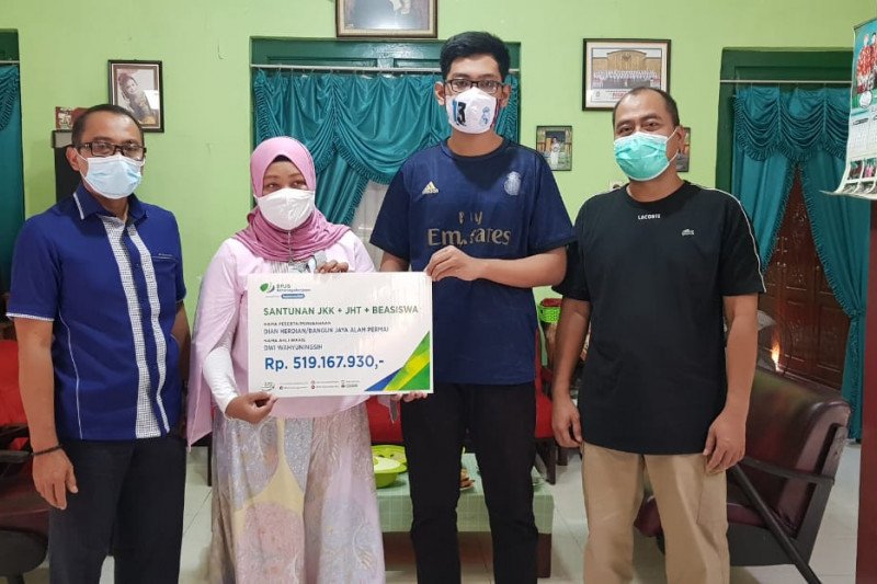 Dwi terima santunan Rp519 juta dan beasiswa untuk 2 anaknya
