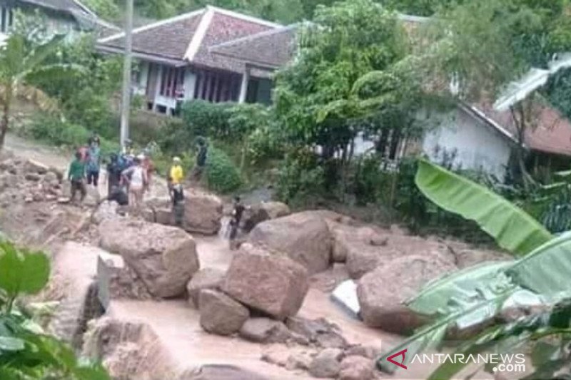 BPBD terkendala minimnya alat berat buka akses jalan tertutup longsor