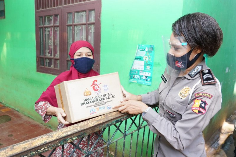 Peduli korban banjir, Korlantas beri bantuan warga sekitar Kali Krukut
