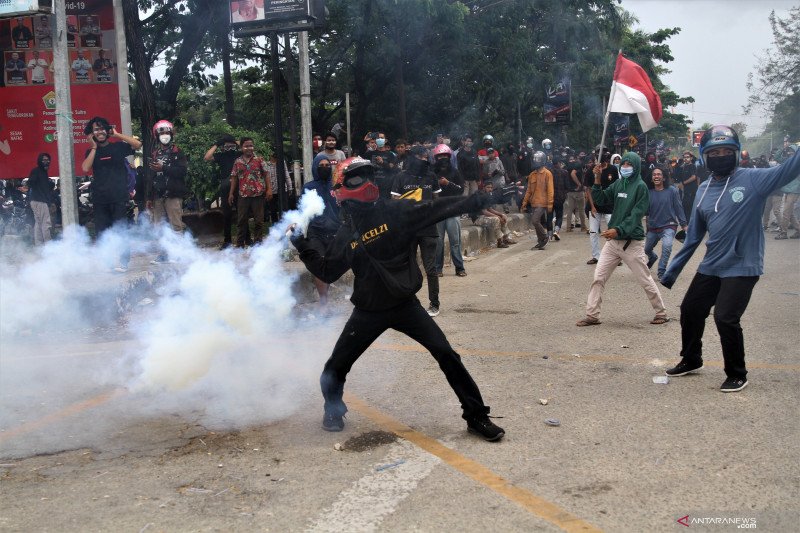 TOLAK PENGESAHAN UU CIPTA KERJA MAHASISWA BENTROK DENGAN APARAT