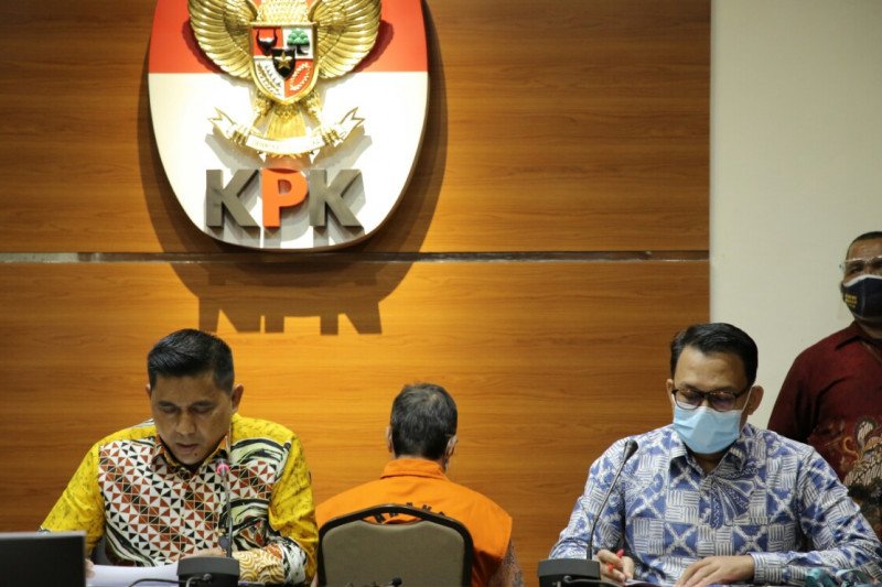 KPK menahan tersangka kasus RS Unair Bambang Giatno Rahardjo