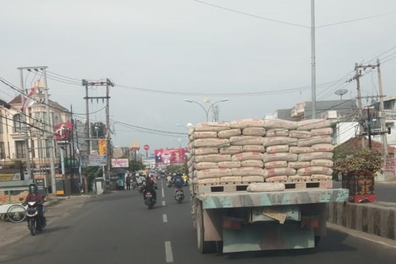 Truk besar melewati kawasan bisnis kota Bandarlampung