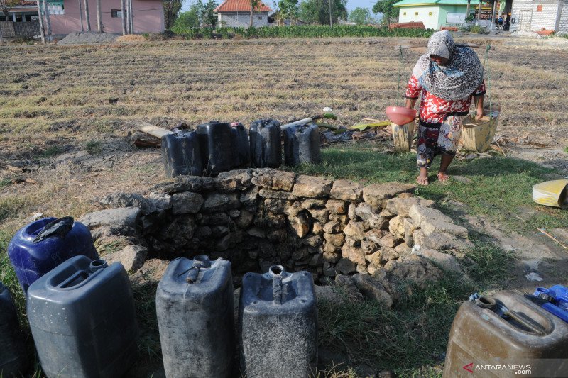 Sulitnya mendapatkan air bersih saat kemarau