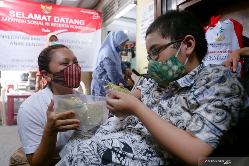 Kemensos berikan bantuan bagi anak penyandang disabilitas langka