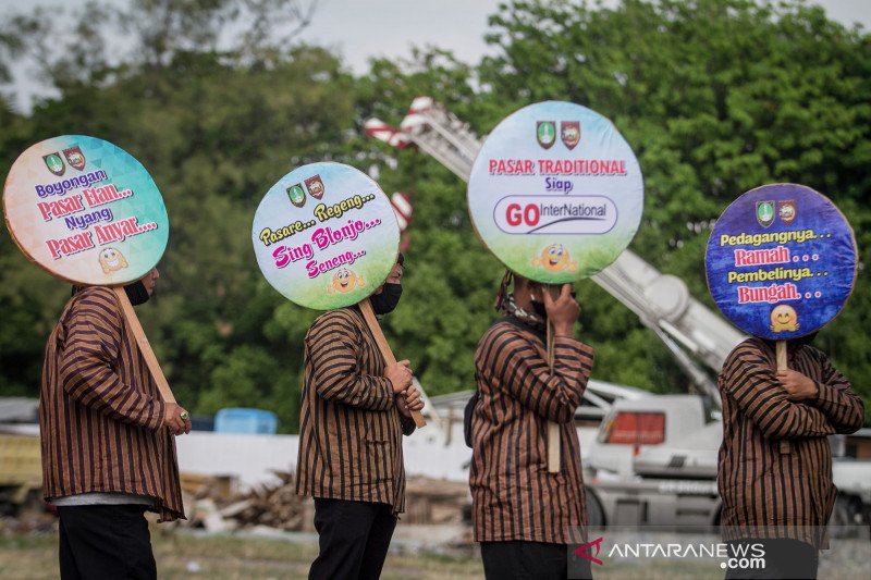 Kirab pindahan pedagang Pasar Klewer Solo