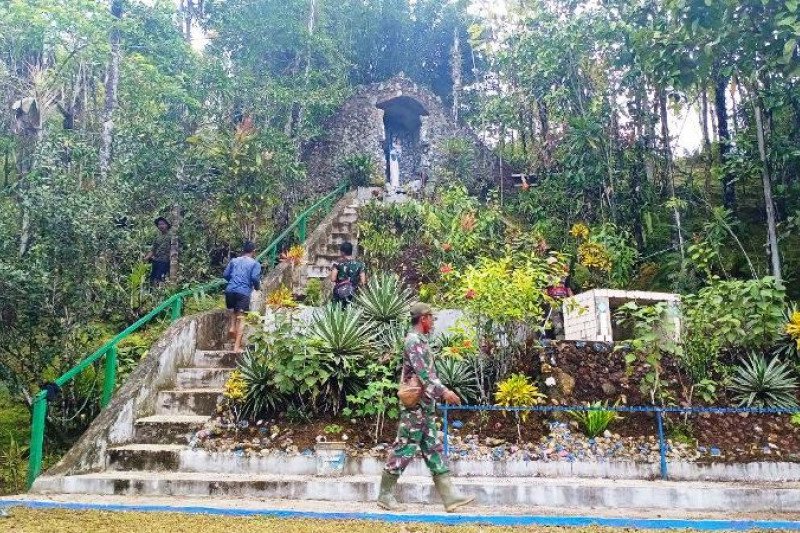 Satgas TMMD lakukan pegecatan tempat wisata rohani Goa Maria kampung Kakuna