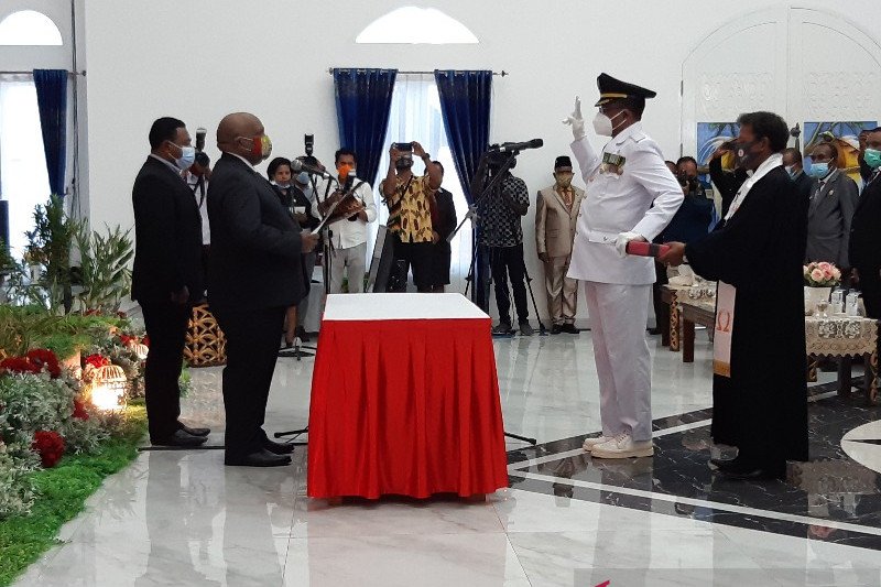 Wagub Papua kukuhkan Leonard J Sawerdani sebagai Wakil Bupati Sarmi