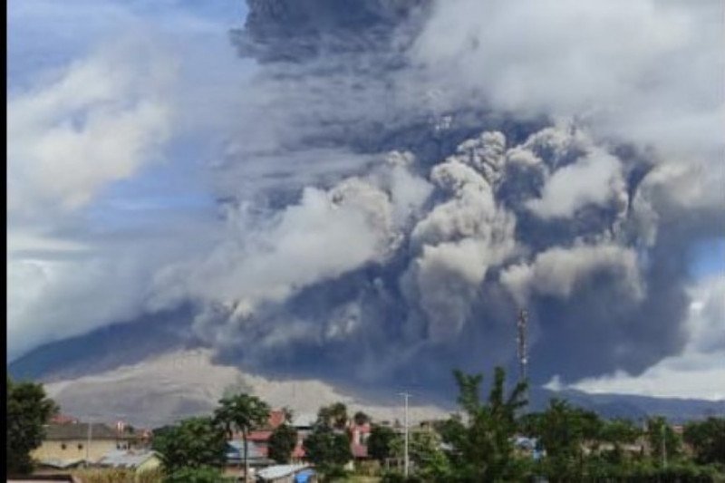 Gunung Sinabung meluncurkan awan panas sejauh 1.500 meter