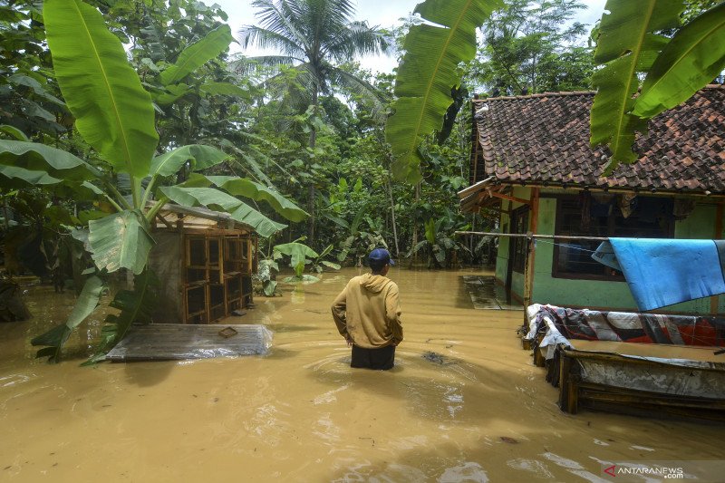 Air Sungai Ciputrahaji dan Cikaso meluap, rendam ratusan rumah di Ciamis