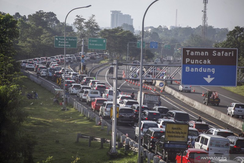 Kepadatan jalur Puncak pada libur panjang hari kedua