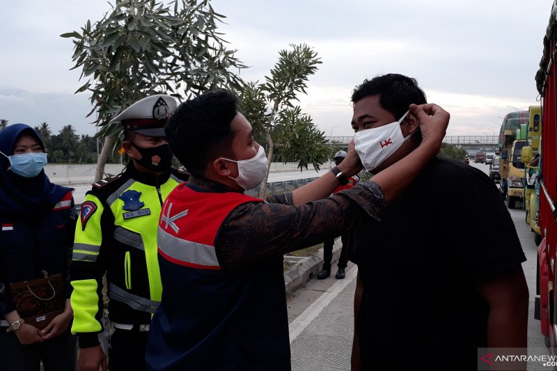 HK ruas Bakter Bagikan Masker kepasa Pengguna Toll