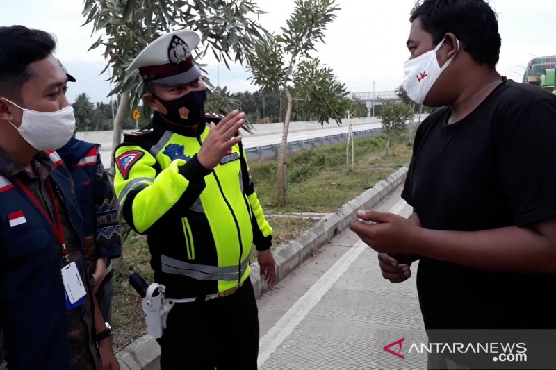 HK ruas Bakter Bagikan Masker kepasa Pengguna Toll