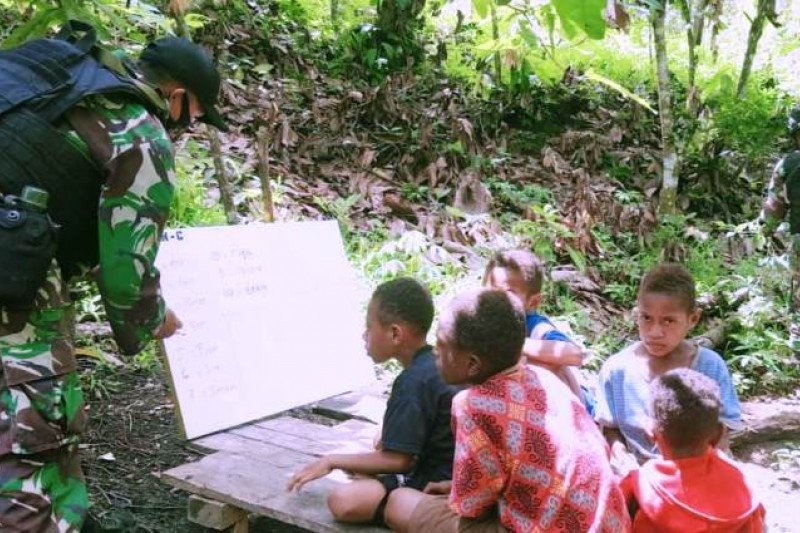Satgas Pamtas RI-PNG berikan bimbingan belajar anak-anak di perbatasan