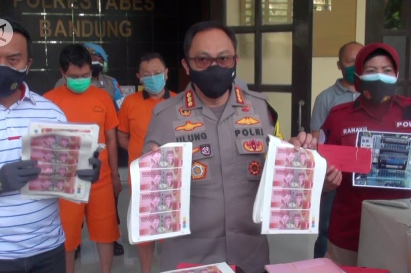 Polrestabes Bandung tangkap 4 tersangka pencetak uang palsu senilai Rp800 juta