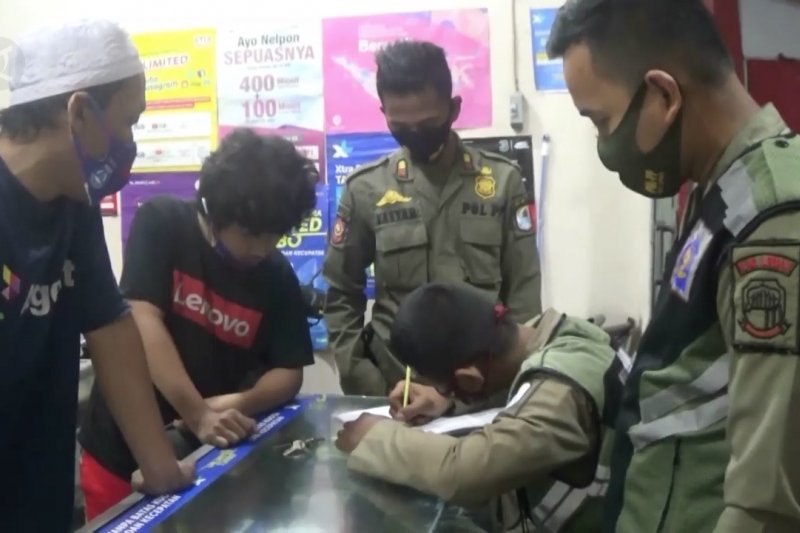 Pedagang langgar jam malam, Satgas COVID-19 Lebak berikan denda Rp100 ribu