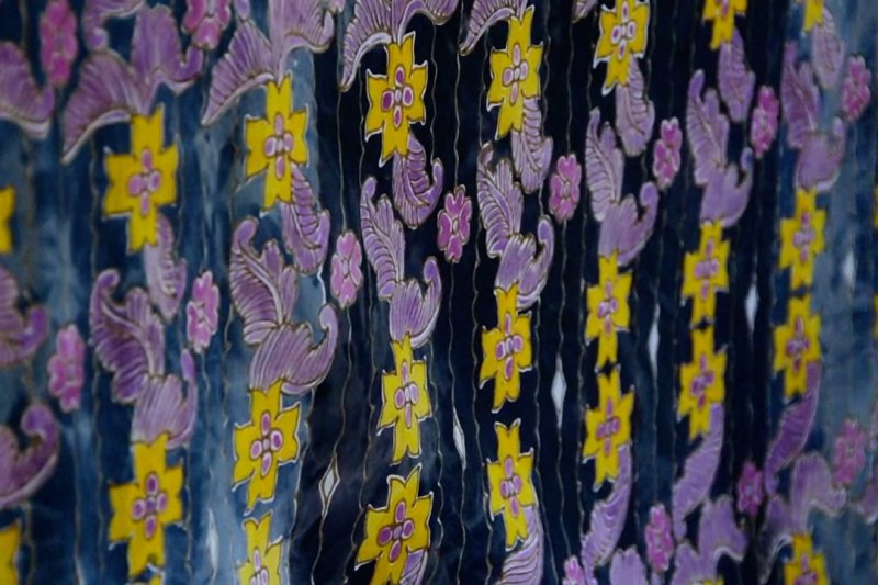 Melukis asa dari kain batik khas riau