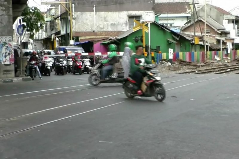 Melanggar perlintasan sebidang kereta api terancam denda Rp750 ribu