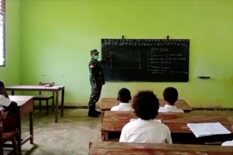 Anggota TNI ajarkan Pancasila kepada siswa SD di perbatasan Boven Digoel
