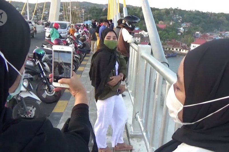 Jadi lokasi swafoto, ribuan warga padati Jembatan Teluk Kendari