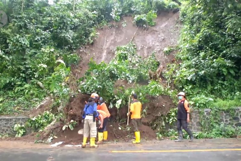 Pengguna jalan diimbau waspadai jalur rawan longsor Gunung Gumitir