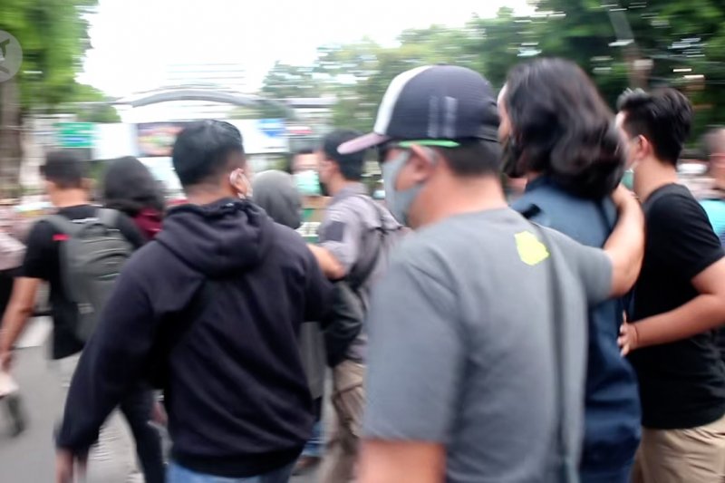 Polisi Surabaya amankan 169 pemuda di tengah aksi tolak UU Cipta Kerja