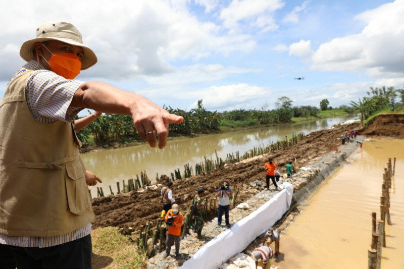 Ganjar katakan banjir Kebumen akibat tanggul sengaja dilubangi