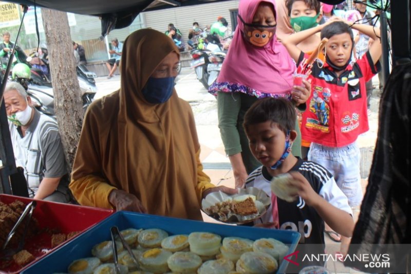 Keluarga Yoni Surabaya berbagi makan siang gratis di tengah pandemi