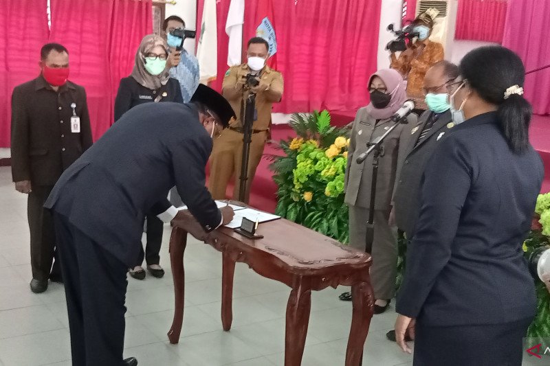 Wali Kota Sorong lantik Sekretaris Daerah Yakop Karet