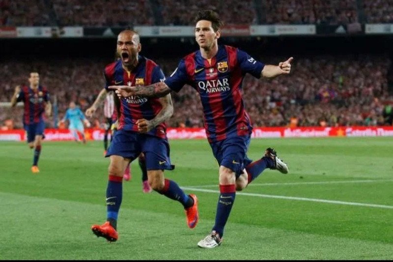 Dani Alves anggap Lionel Messi sama besarnya dengan Barcelona