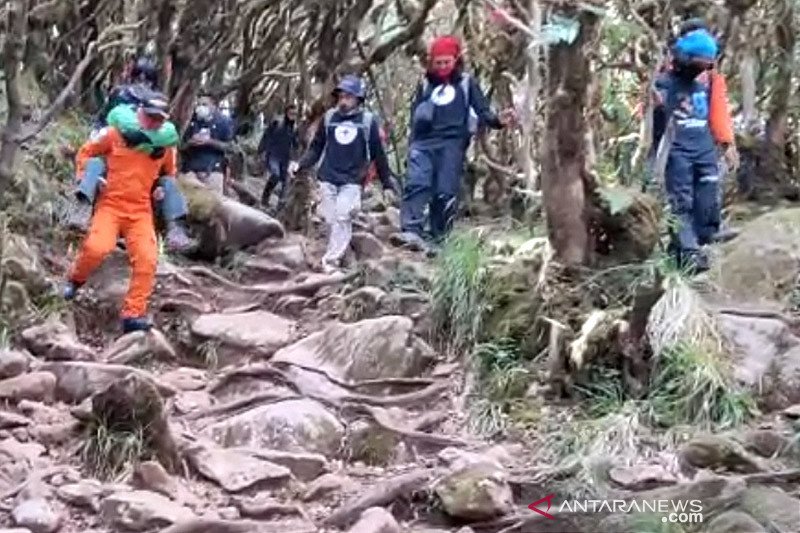 Dievakuasi, pendaki di Gunung Bawakaraeng yang alami hipotermia