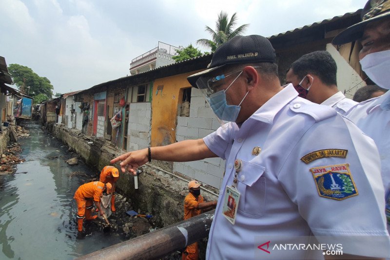 Warga Senen bongkar 53 bangunan di saluran air Poncol