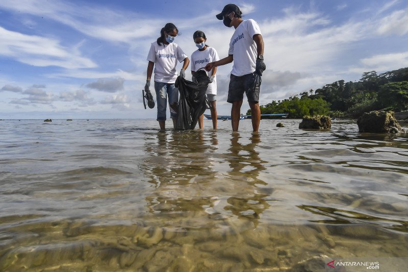 Aksi jaga pantai dan laut dari sampah plastik