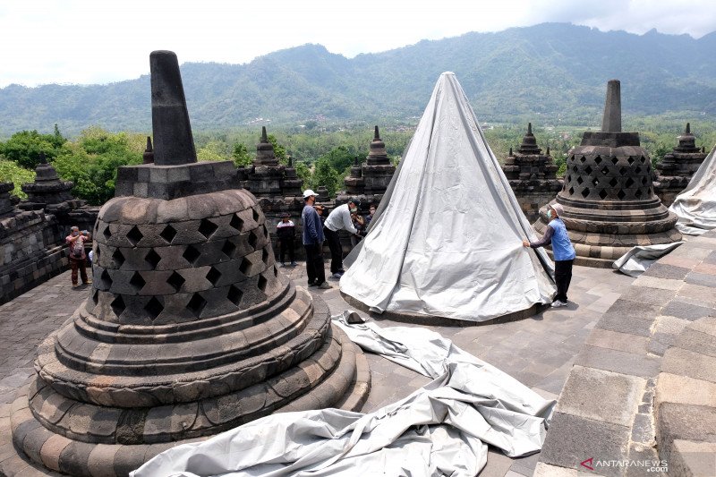 Antisipasi Merapi erupsi, stupa Candi Borobudur ditutupi terpal