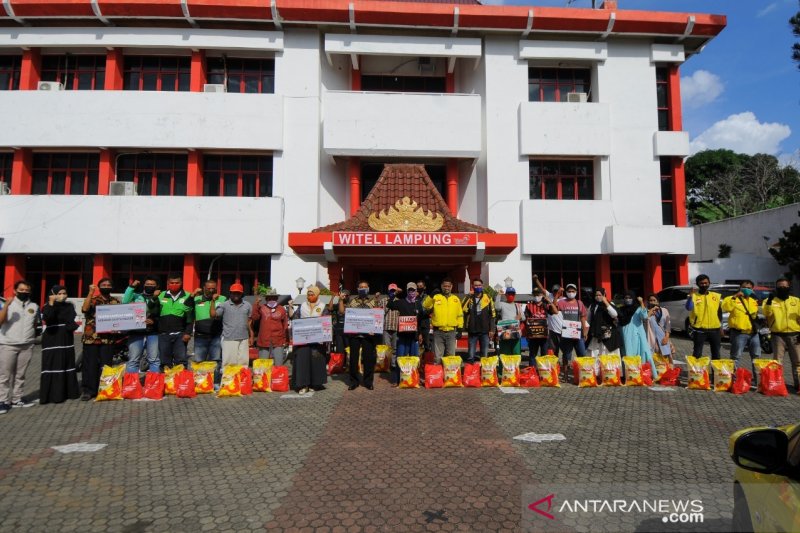 PT Telkom Wilayah Lampung membagikan 1.000 paket sembako kepada masyarakat terdampak COVID-19