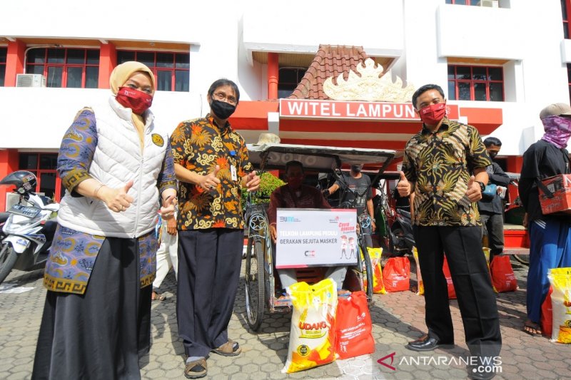 PT Telkom Wilayah Lampung membagikan 1.000 paket sembako kepada masyarakat terdampak COVID-19.