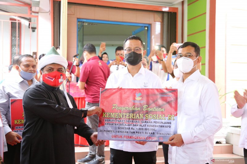 Mensos salurkan bansos bagi LKS dan pesantren di Sumut