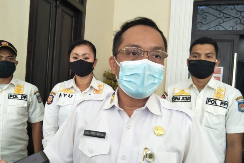 Tim Penertiban Kota Mataram menertibkan APK tertempel di angkot