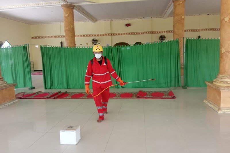 DSLNG lakukan penyemprotan disinfektan di sejumlah fasiltas umum