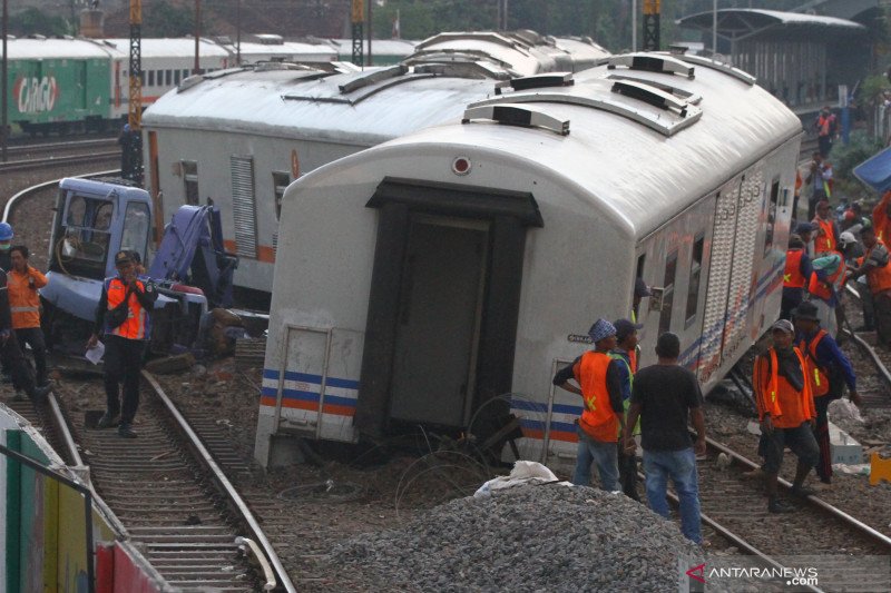Gerbong kereta tak berlokomotif meluncur dan anjlok di Malang