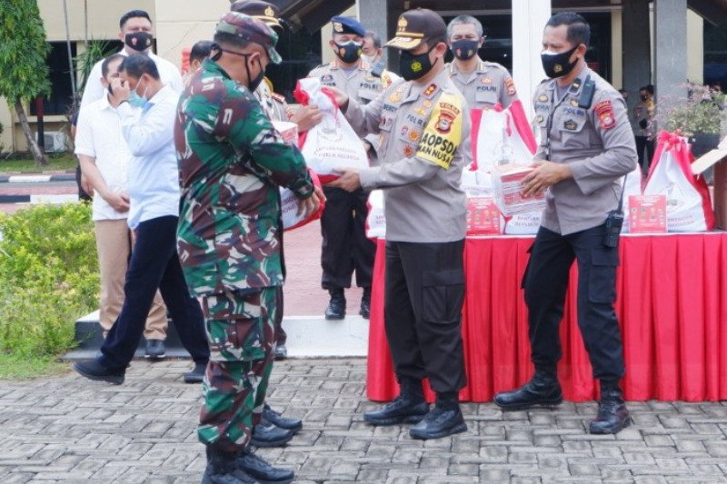 Kapolda Sulsel serahkan 2.000 paket bantuan Presiden untuk warga