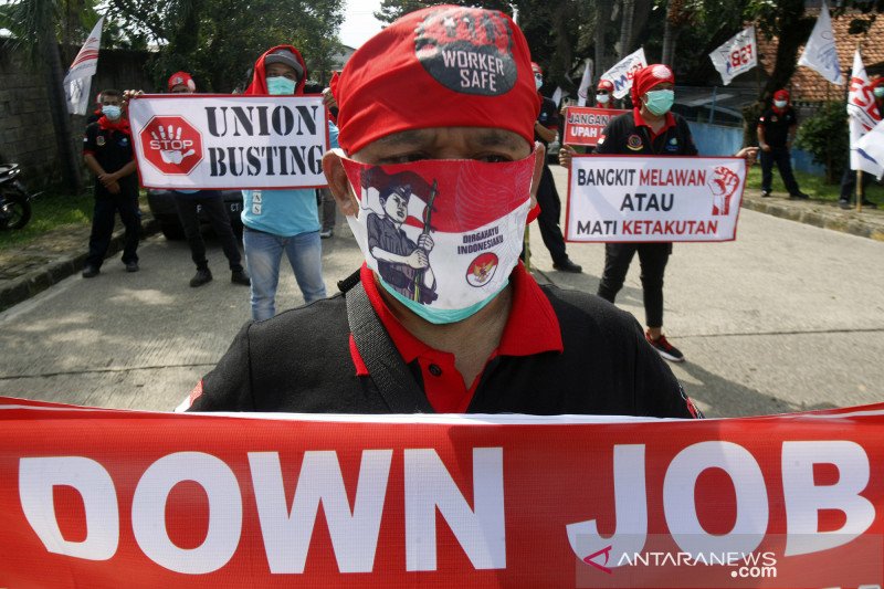 Aksi buruh tolak PHK
